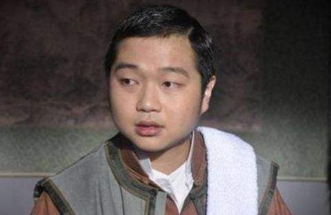 38岁股沟男一露成名，身价上亿被星爷称天才，今发福变呆萌大叔
