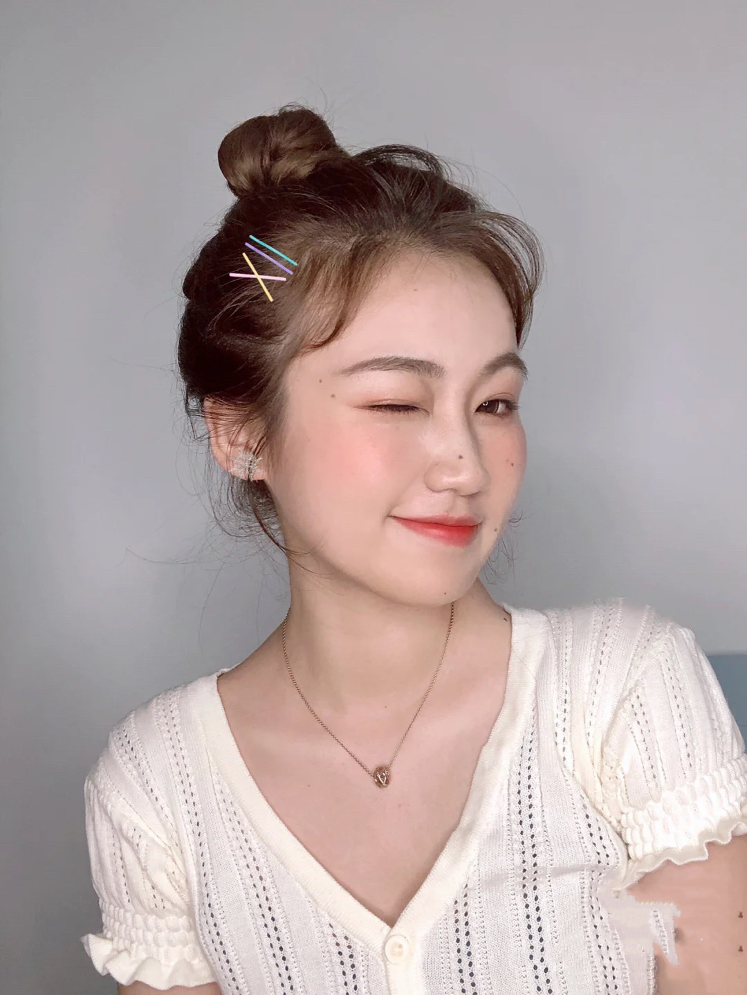 卷发且毛躁的头发怎么扎简单好看,5到60岁的中老年人卷发怎么扎好看