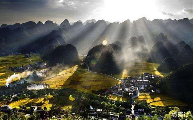 贵州十大好玩的旅游景点，黄果树瀑布是中国乃至亚洲最大的瀑布，也是世界最负盛名的瀑布之一