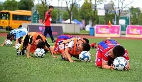 给大家聊聊在重庆踢坝坝球的往事，希望能帮助国足冲击世界杯