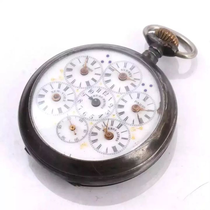 流浪地球里的人戴的什么表,流浪地球电影手表出现的片段