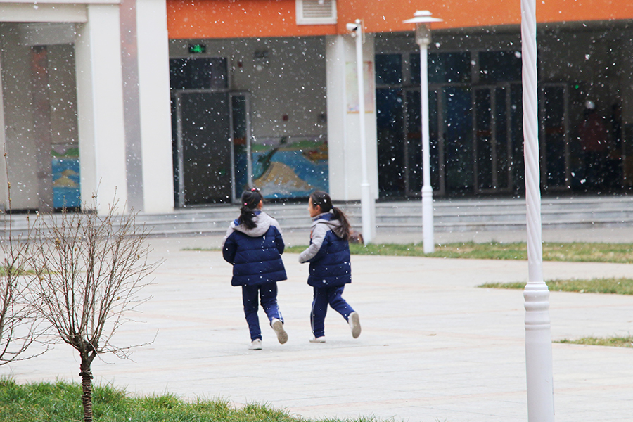 雪中的校园风景,坐落在雪山戈壁上的学校真美丽