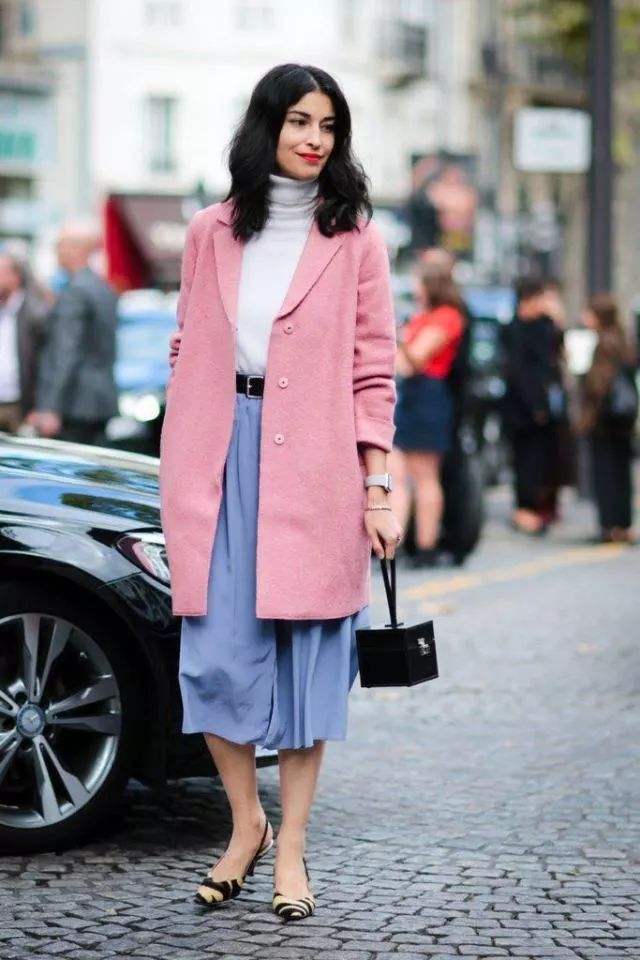 粉色羊毛中长款大衣搭配长裙图片,今年最火粉色大衣搭什么裤子
