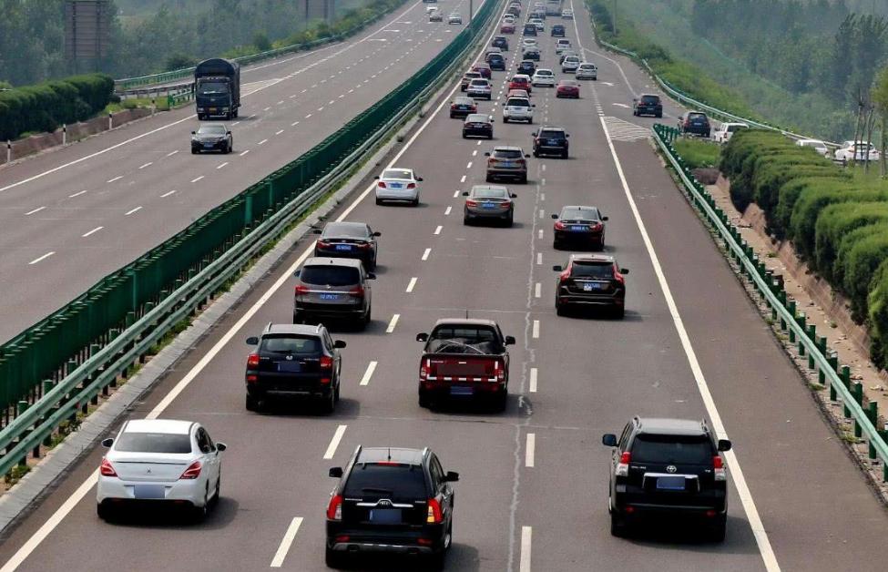 新手开车上高速技巧视频,雨天新手上高速驾驶技巧