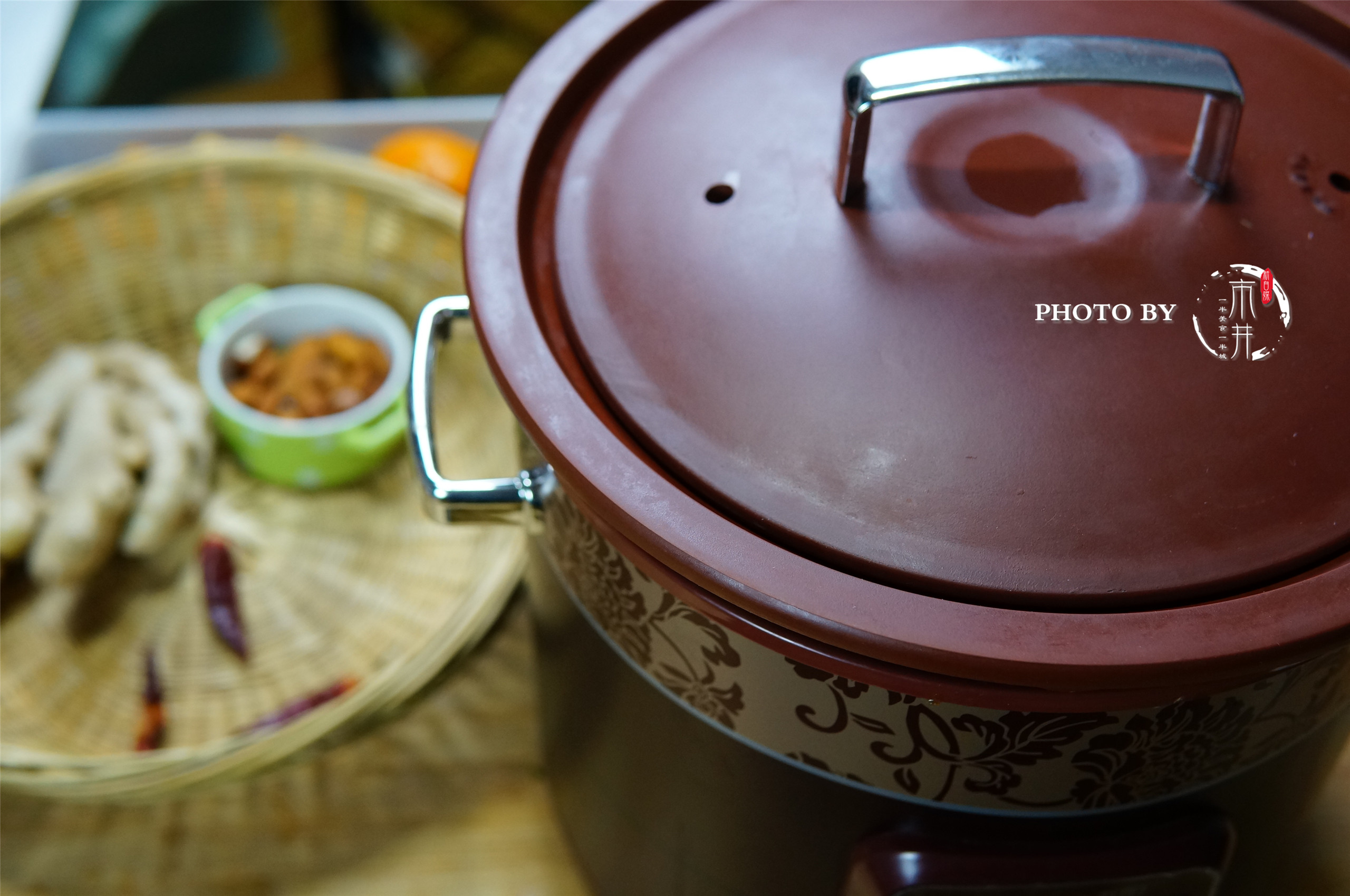 把鸡这样扔进电饭锅不加一滴水,整只鸡直接放电饭煲