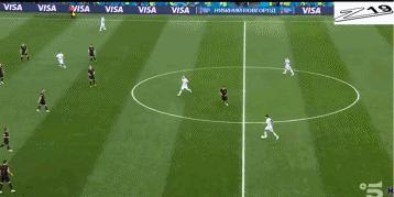 一个人扛着一支国家队足球,一个人扛着一支国家队