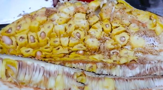 花90元买一个“菠萝蜜”，直接烤1小时，掰开一看，比榴莲还要香