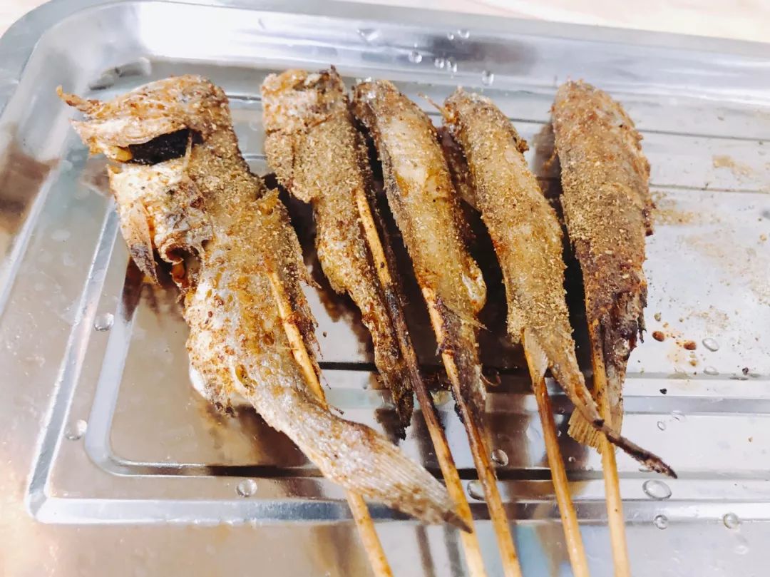 小伙卖烤串发家致富,农村小伙卖烧烤运用亏本思维