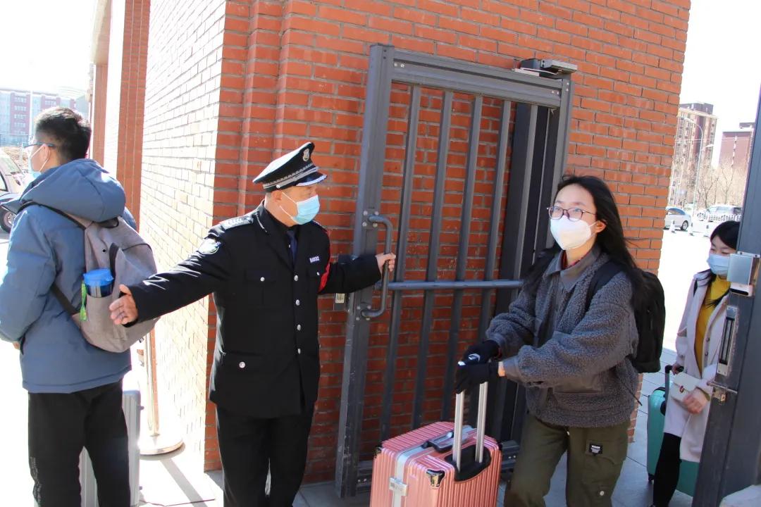 东北大学“保安诗人”火了，30年创作2000首诗！