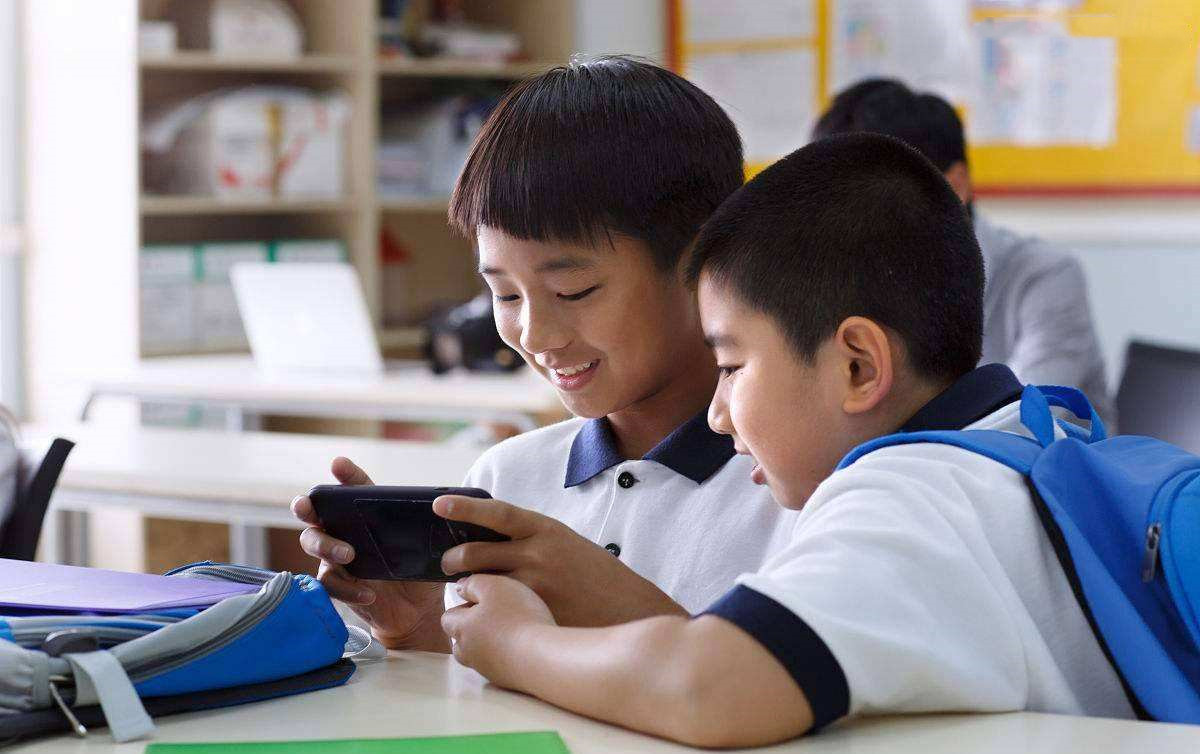 孩子玩游戏上瘾怎么治？父母了解“损失厌恶”，培养孩子学习兴趣