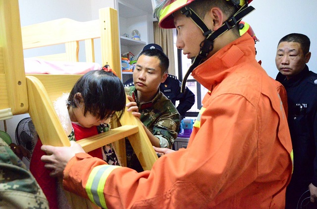 小孩耳机吞进肚子里有事吗,男孩吞下耳机自行排出