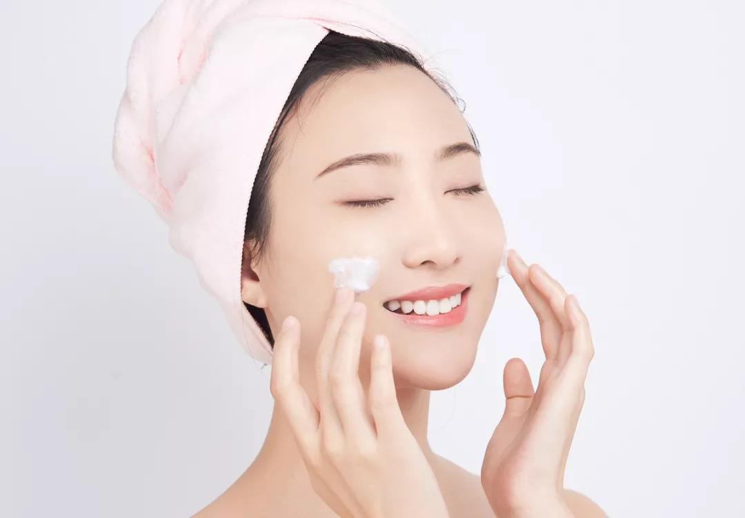 秋季皮肤干燥三大妙招来保湿,秋季皮肤干燥粗糙用什么护肤品