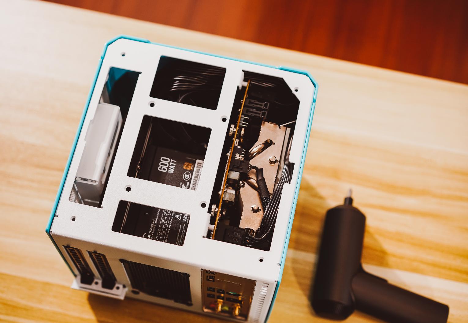 itx装机配置单一小机箱也有大心脏,itx支持3.5寸硬盘