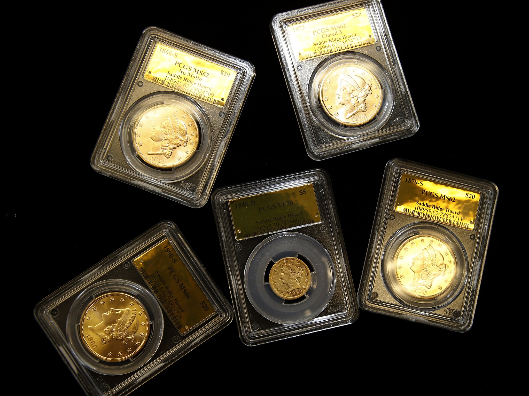 美夫妇遛狗时发现一罐金币，竟是百年前劫匪所藏，网友：我要养狗