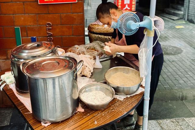 重庆糯米肉团子,重庆糯米团裹黄豆粉街边小吃