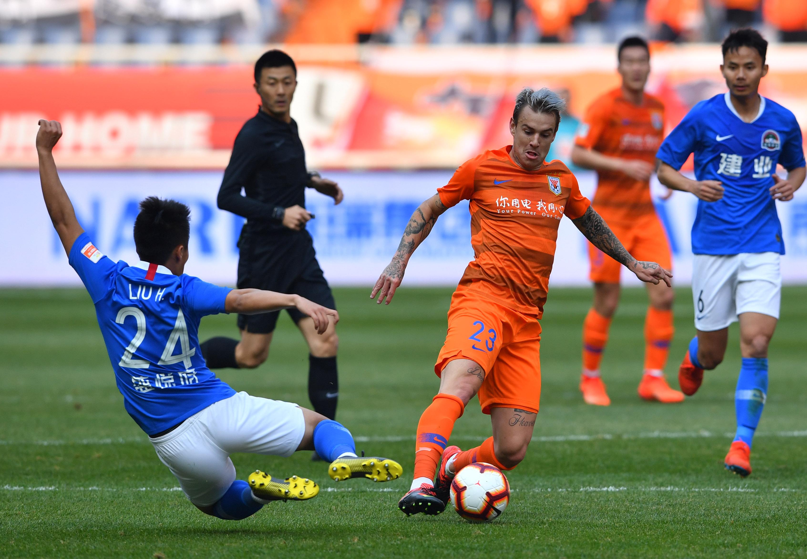 中超裁判组团恶心人，三大主裁5分钟判不出违规，再度刷新下限