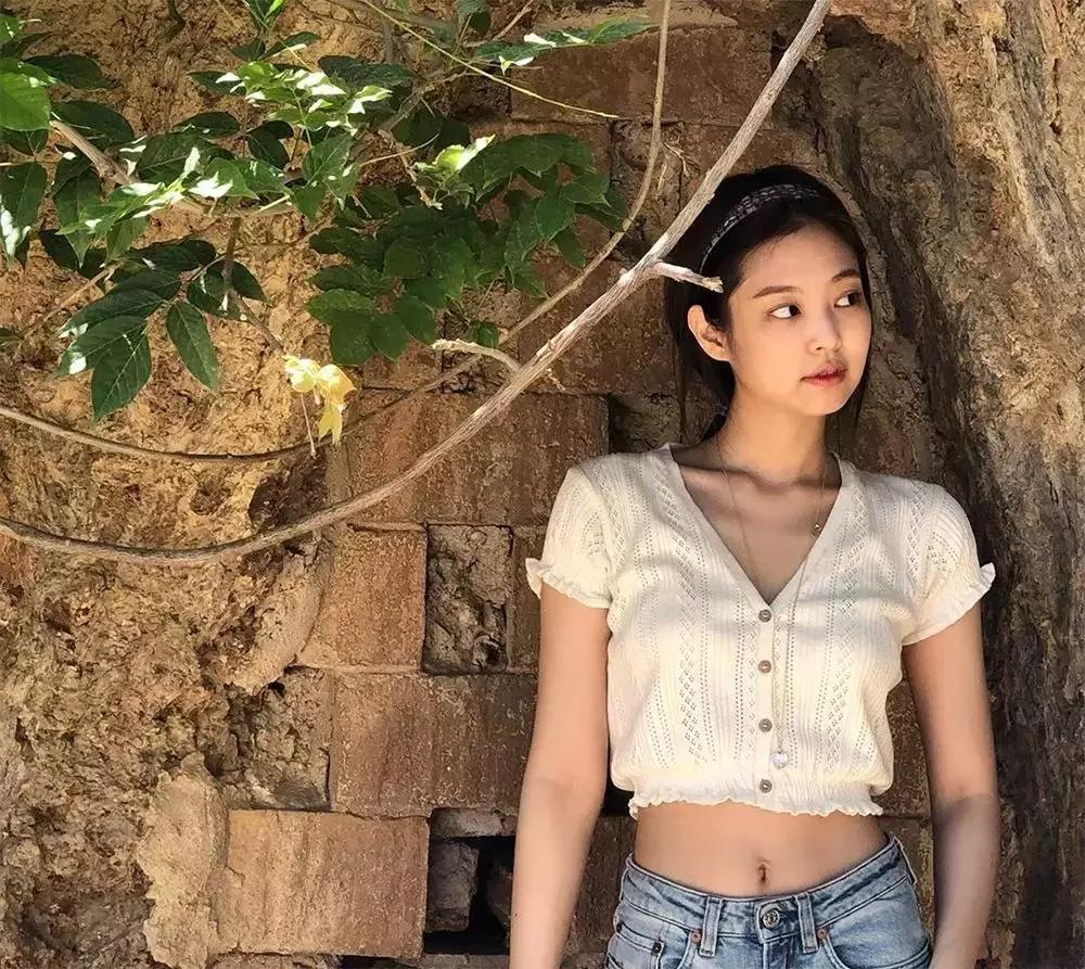 关晓彤小黑裙牌子,关晓彤慵懒小黑裙什么牌子