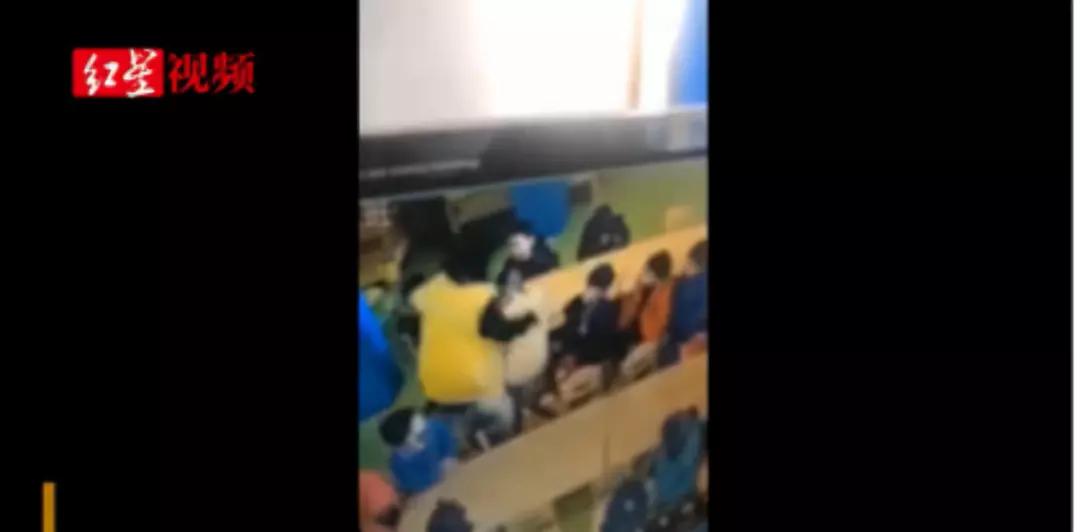 上海一男子持刀砍人，民警开枪击伤并送医