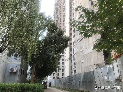 一墙之隔在建楼，常往下落“石头”，西安百花园小区业主质疑为啥不建防护通道？