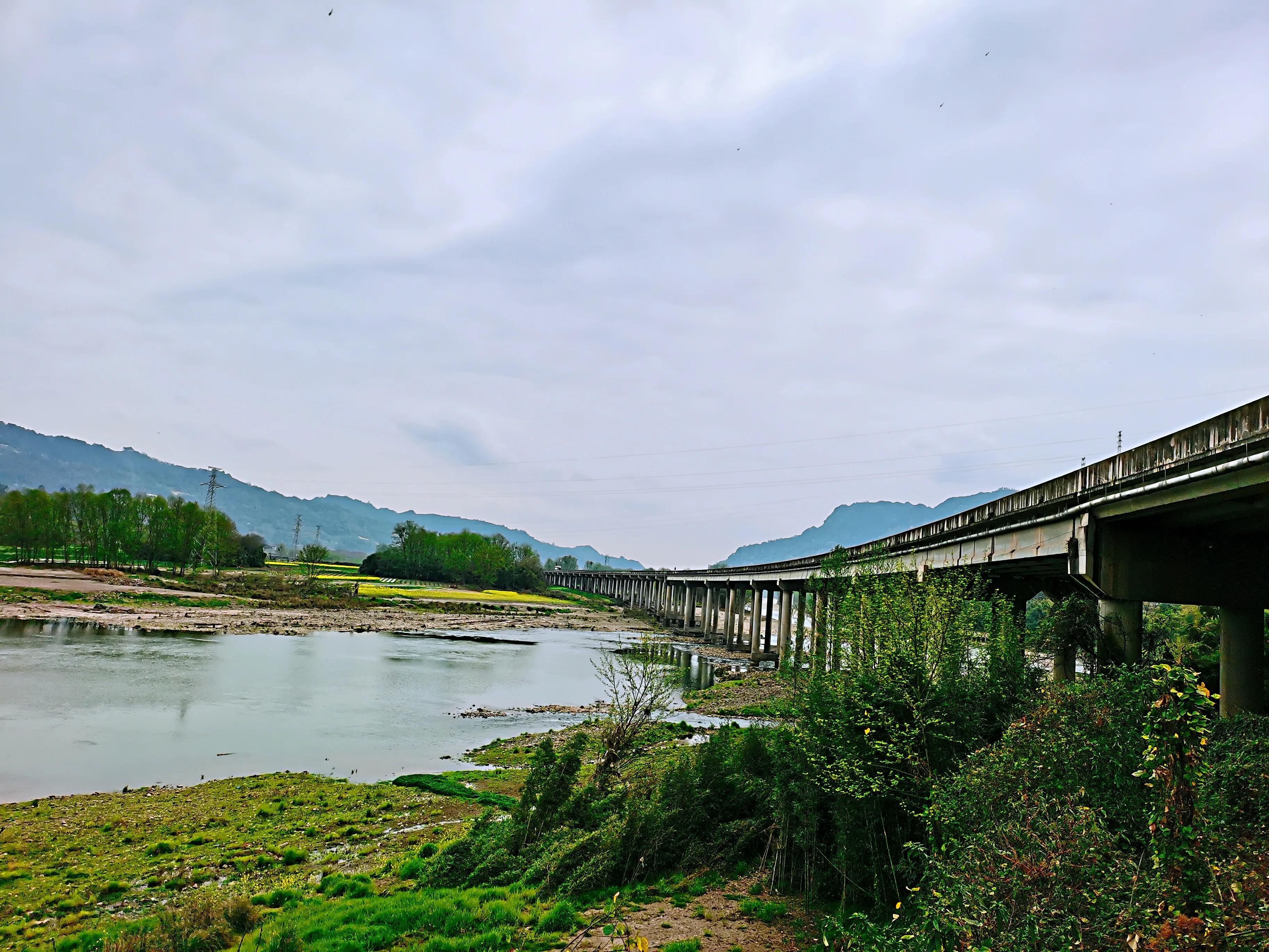 行走在潋滟*光春**里从丹犁古国到千年纸乡的牧马情歌