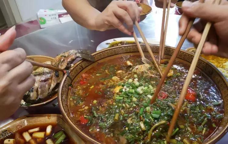 成都人小心！到这三个小区里吃“鬼饮食”？进去了就别想出来