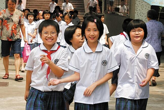 小学生校服收费100块,小学生校服收费