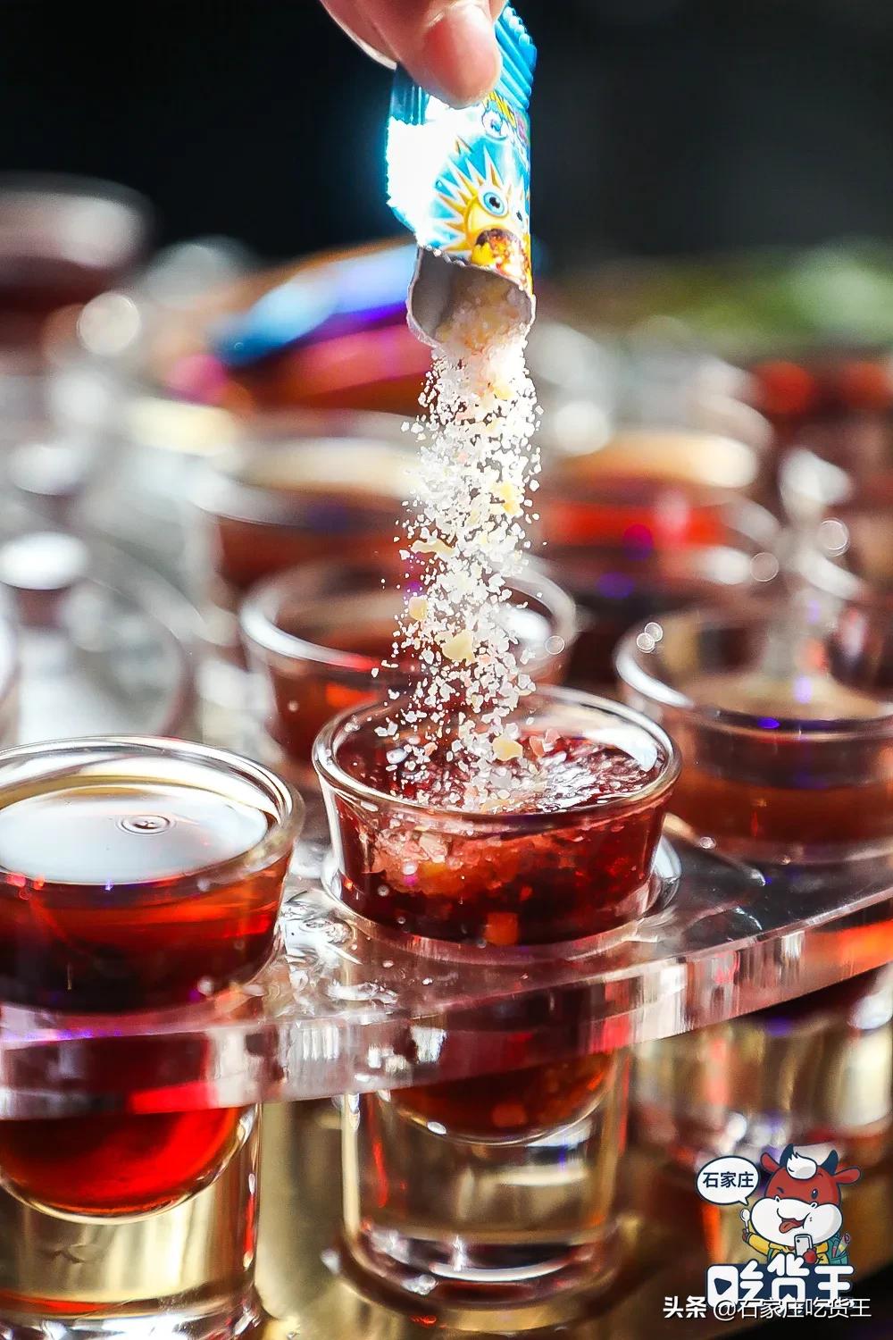 成都贰麻酒馆点啥酒,成都爆火的贰麻酒馆携手泸州老窖