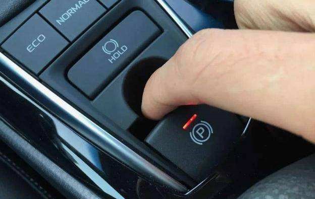 高速触碰电子手刹怎么处理,跑高速误按电子手刹有什么后果