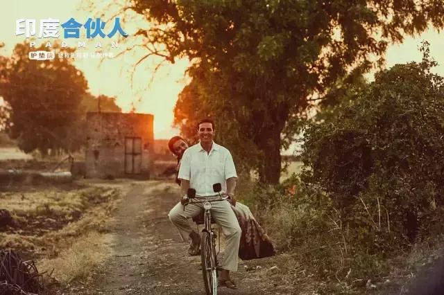 这个了不起的男人，靠着给女人做卫生巾成为英雄！