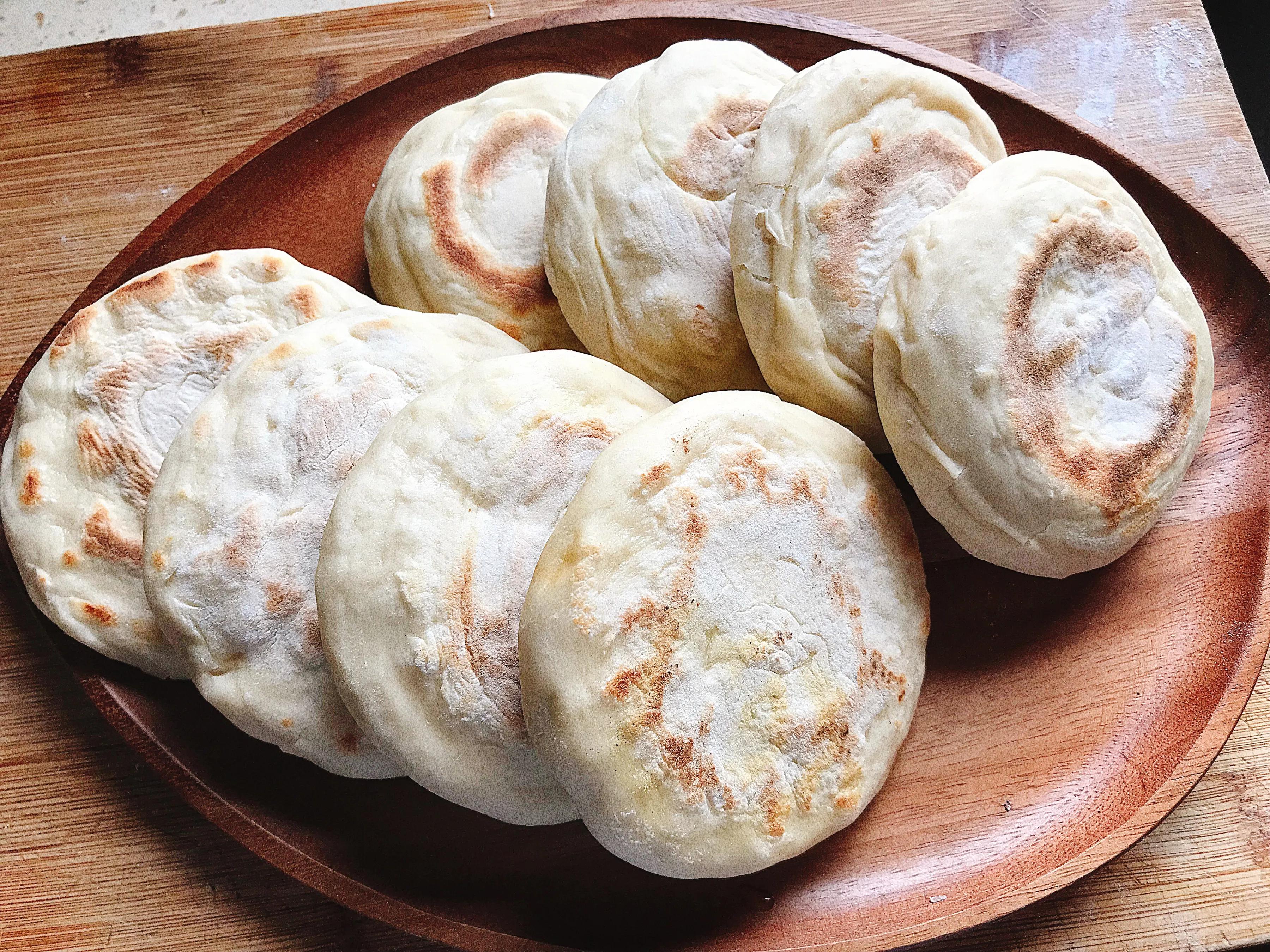 用现成的白吉馍做肉夹馍,白吉馍饼做法酥脆