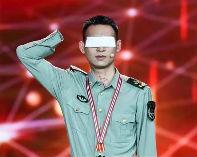 2019年八一勋章杜富国,杜富国颁发奖章全过程