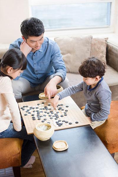 小孩几岁会下棋,孩子几岁适合学下棋