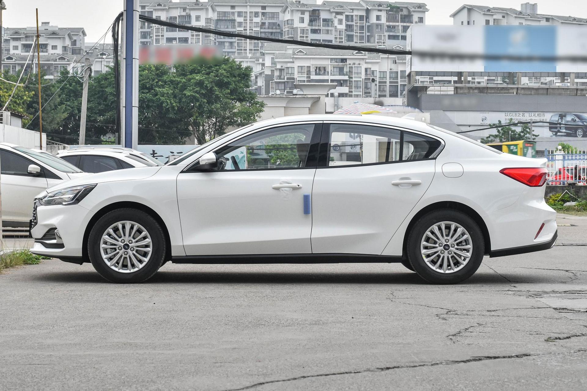 09福克斯1.8t两厢和三厢的区别,福克斯三厢买哪个版本性价比高