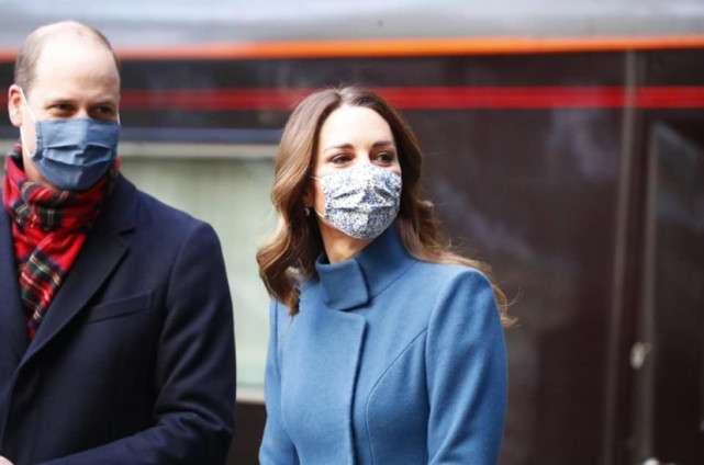 凯特威廉抵达爱丁堡，穿蓝色大衣，夫妻巧妙秀恩爱，获赠圣诞歌曲