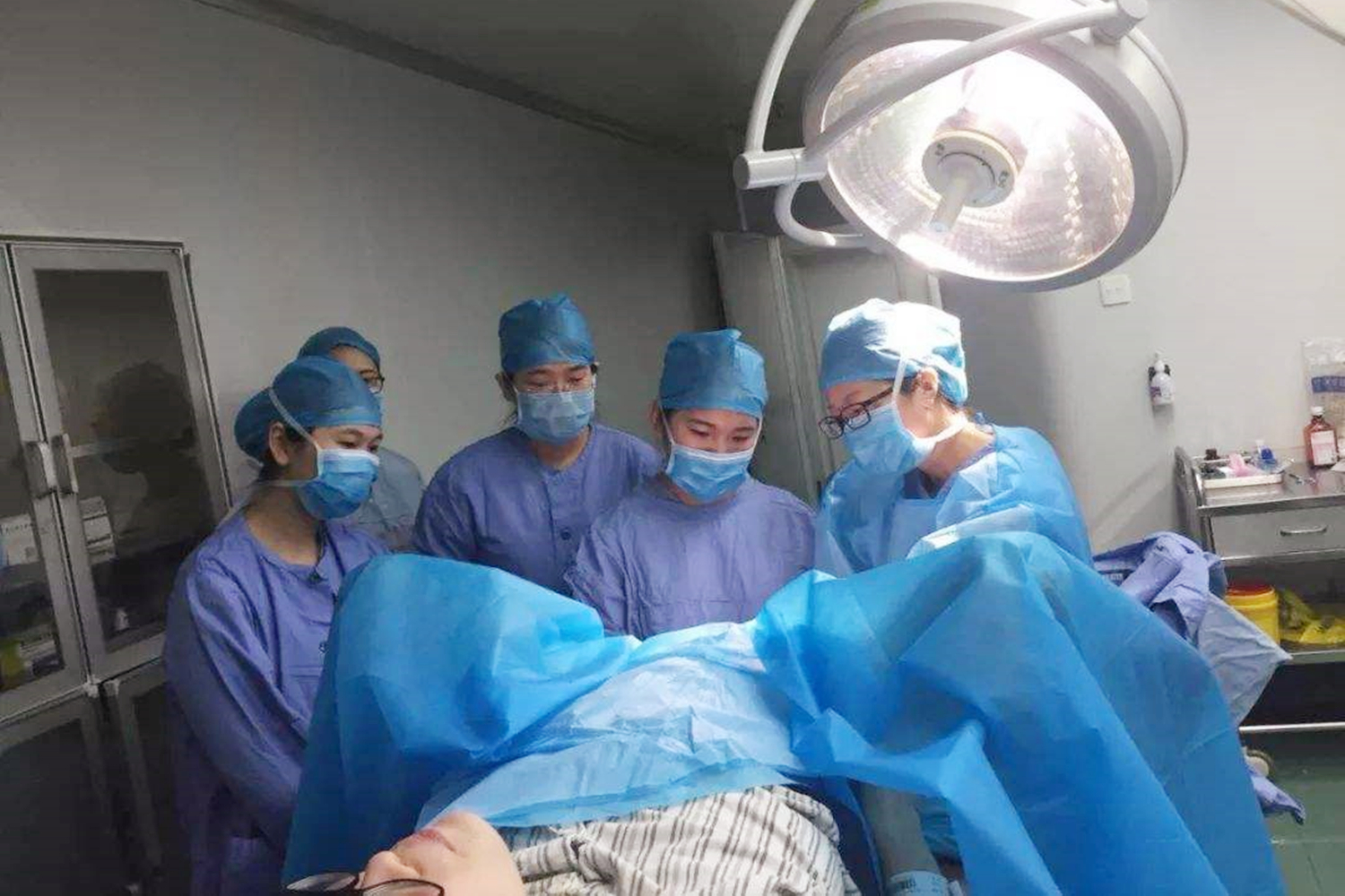 超模奚梦瑶诞下赌王第五代长孙，新手妈妈变“明星”，备好待产包