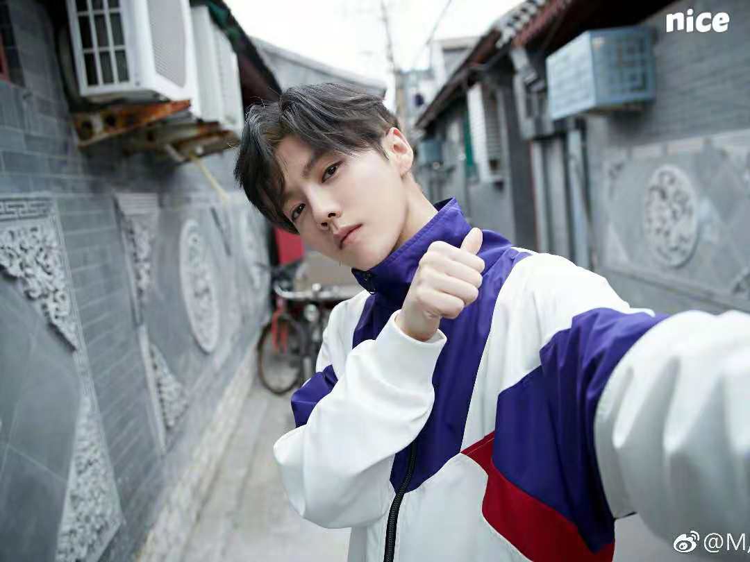 鹿晗谈公布恋情，现身北京胡同准备神秘节目