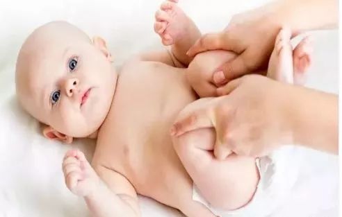 新生儿宝宝肚子胀气怎么做排气操,新生儿哭闹胀气排气妙招0-1个月