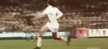 “球圣”的5大神技：飞翔的荷兰人为足球插上艺术的翅膀