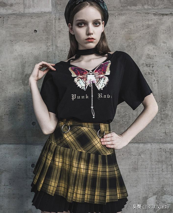 挂脖穿什么上衣好看,今年最流行的宽松版挂脖上衣