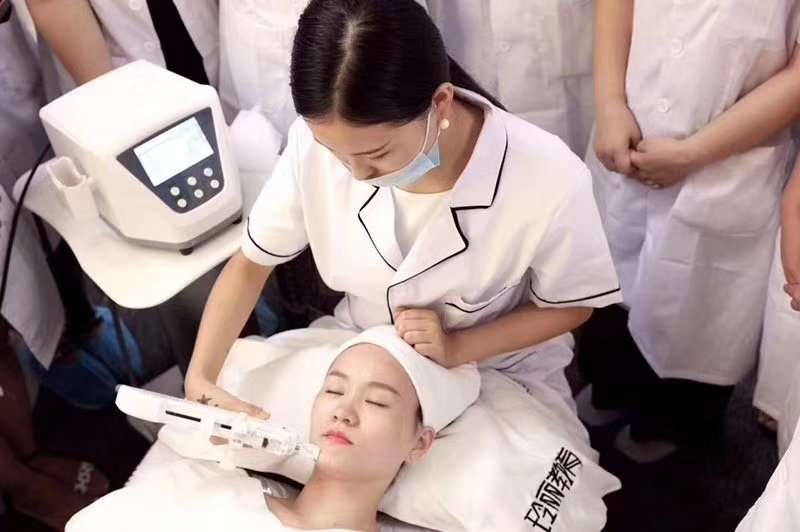 吴川学化妆培训班比较有名,龙川哪里学纹绣