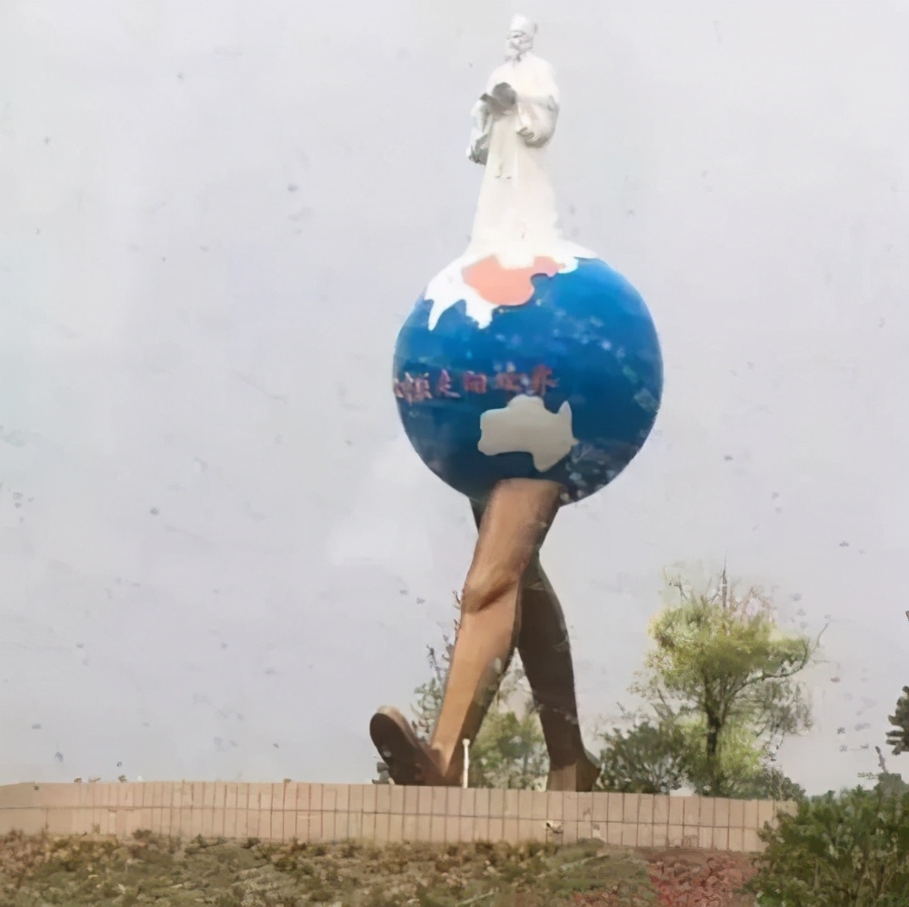 从荆州关公到贵州女神：中国建筑为啥越建越大、越建越土？