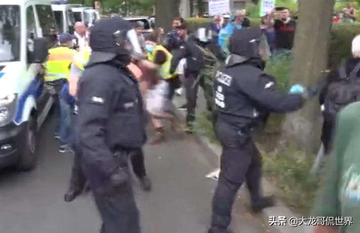 德国警察抓抗议者,德国警察执法驱散视频