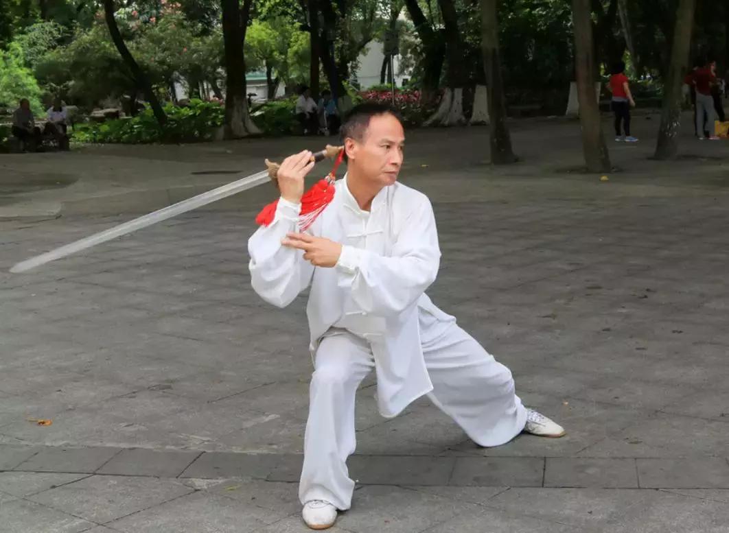 24式养生太极剑名称及动作要领,傅清泉讲解51式太极剑法及要领