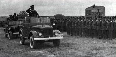 我军是哪年灰军装换装黄军装的,中国人民解放军几次换装的时间