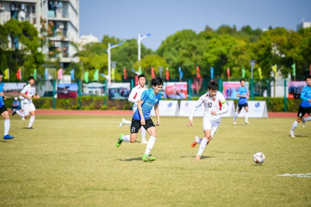 中国足协主席陈戌源为上海海事大学友谊赛开球！加油，海大足球