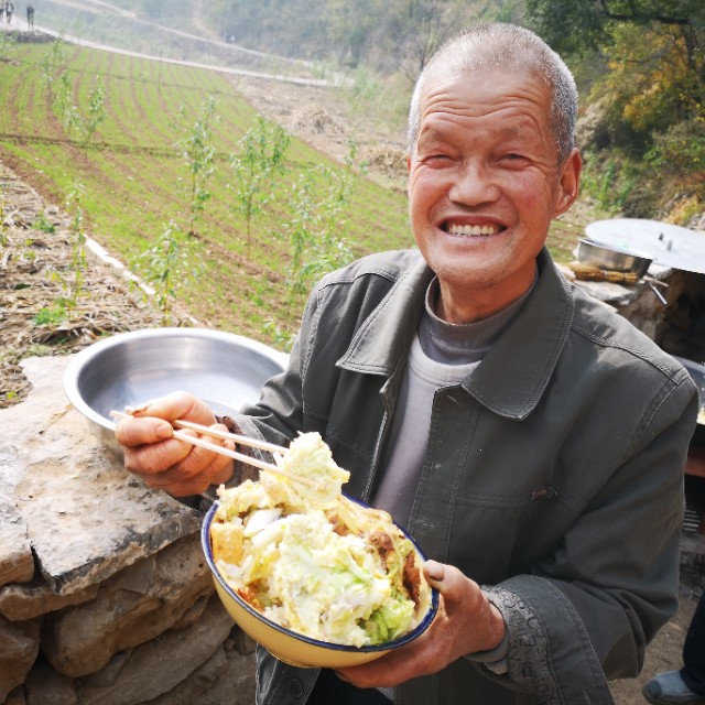 贫困山区留守老人吃饭,80岁以上的留守老人吃饭问题