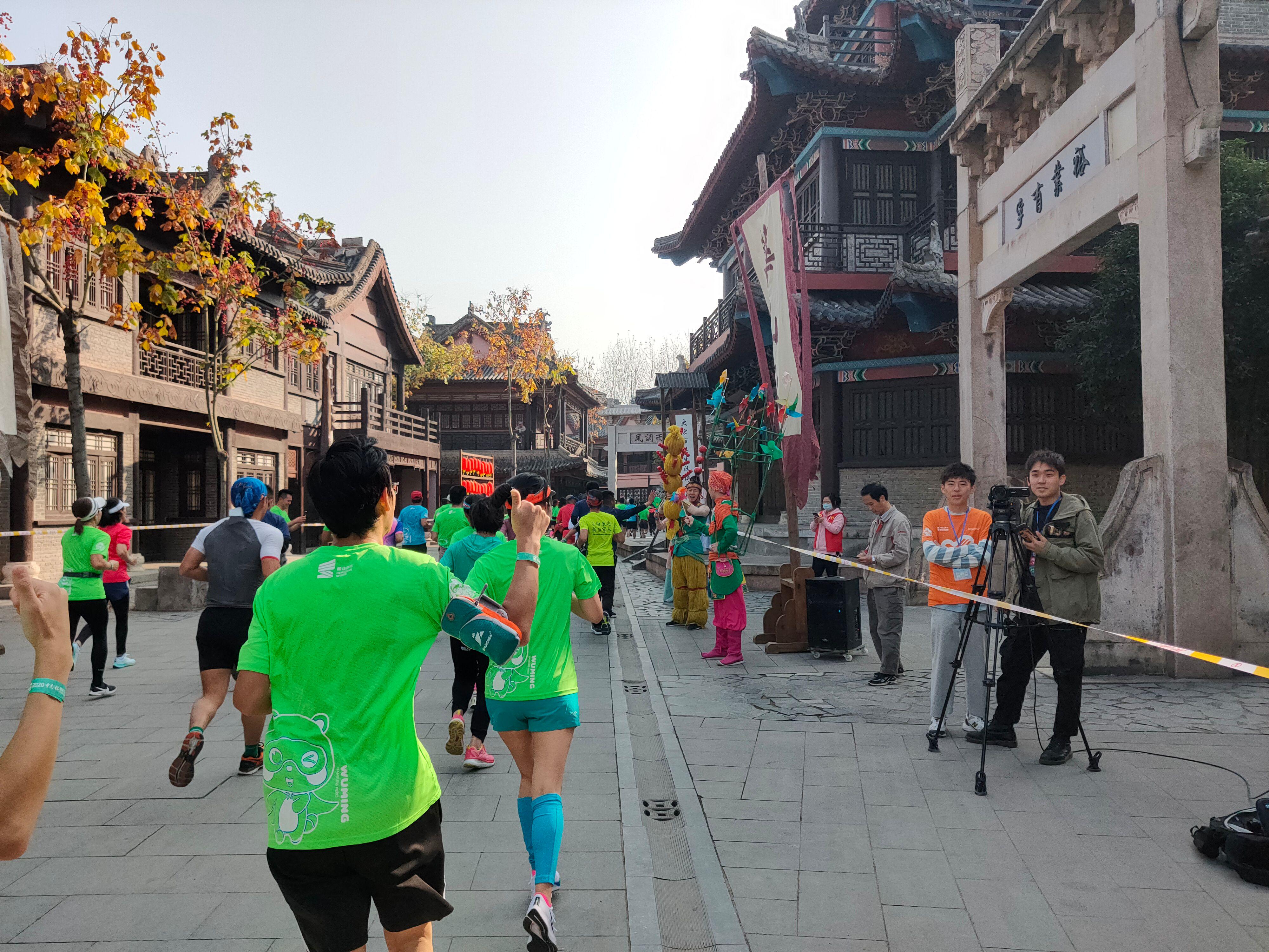 首个全马2022年超燃视频,横店马拉松2023全马颁奖直播