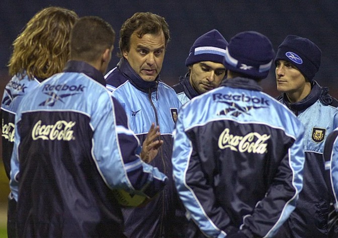 疯子贝尔萨简历,贝尔萨痴迷足球视频