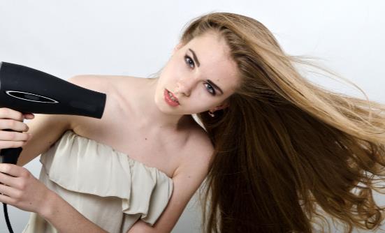 年龄大了如何拯救干枯的头发,如何改善头发干枯断发