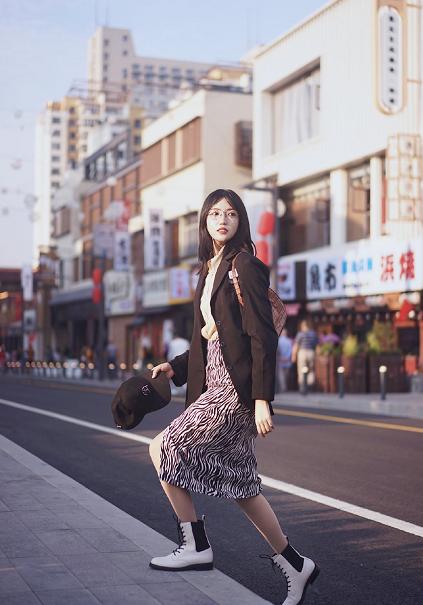 毛衣下摆宽松搭配什么裙子,大毛衣加半裙的搭配洋气好看